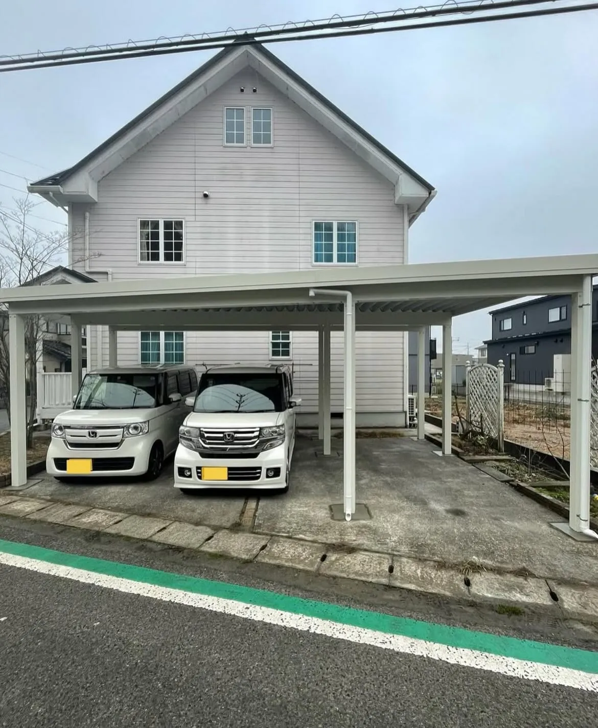 豊岡市内｜変形地でも3台駐車可能なカーポート】