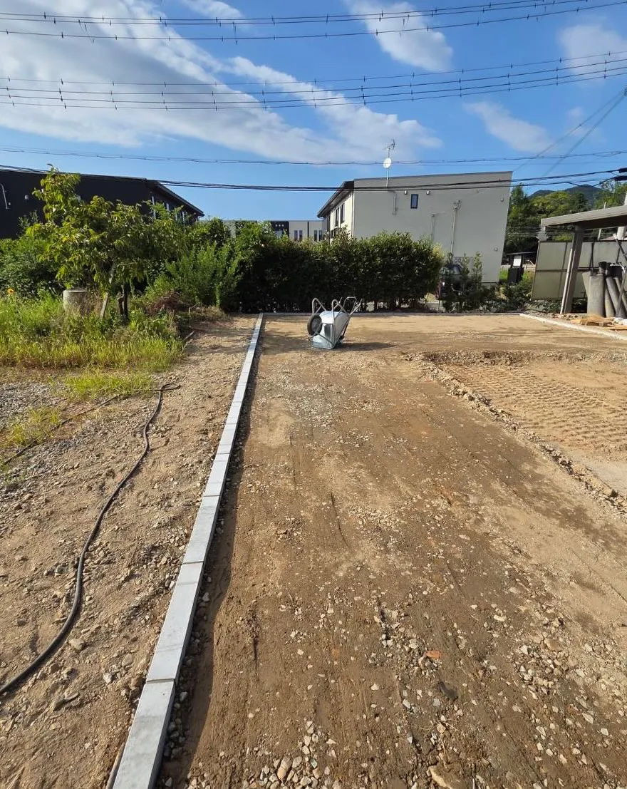 「豊岡市 雑草管理の手間を減らして、使いやすい駐車スペースへ...